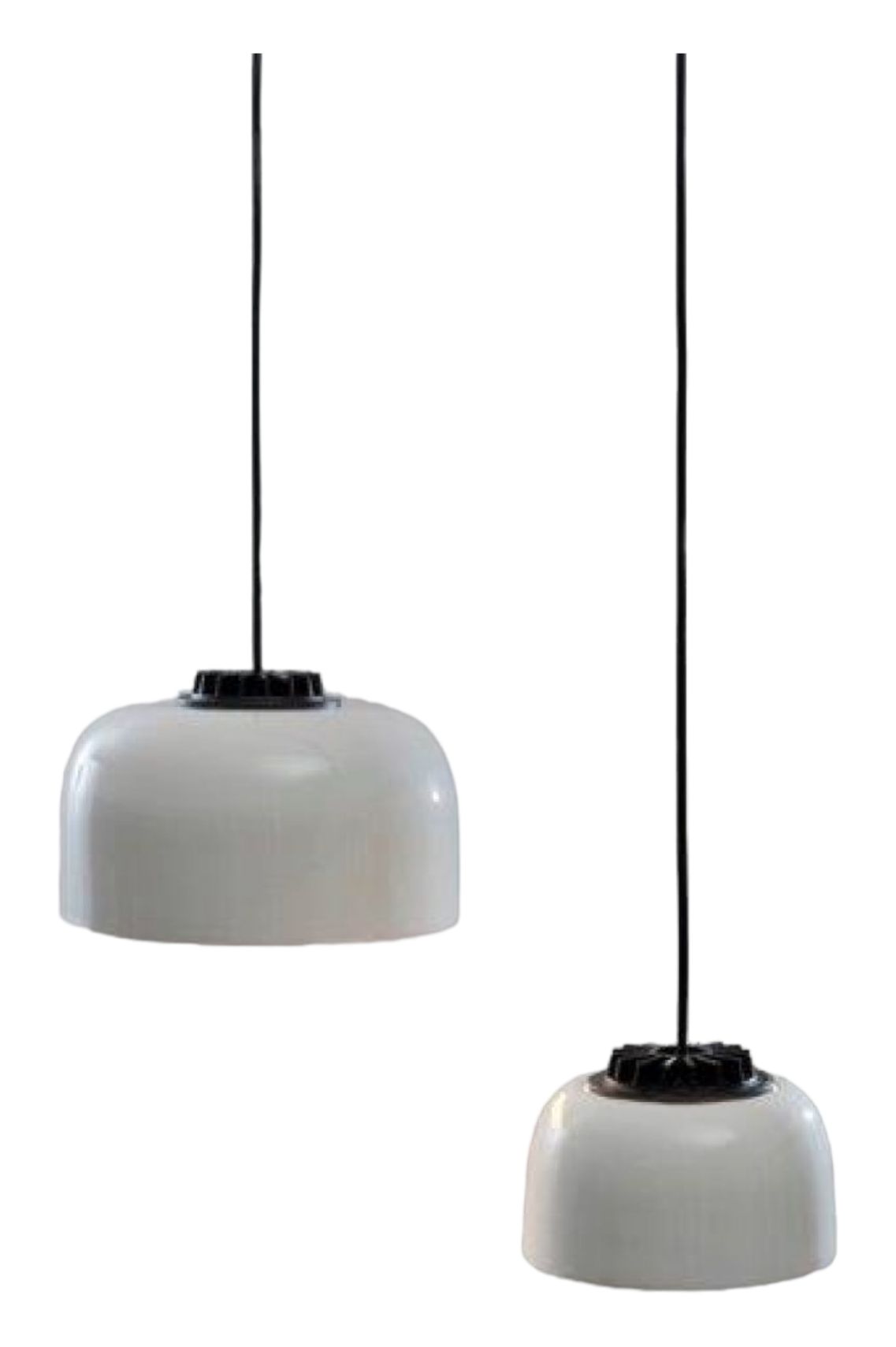 Zwei weiße Santa & Cole Pendelleuchten aus Keramik mit schwarzem Kabel.